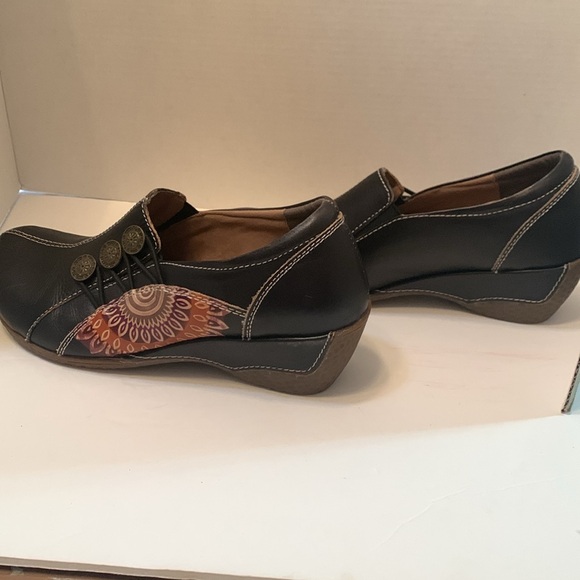 L’Artiste by Spring Steps Black with button accents and a floral design.Size 37 - Picture 4 of 10